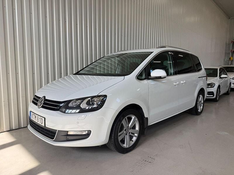 Vit Begagnad 2021 VW Sharan Minibuss | 319 000 kr (Marknadspris) - Bild 1/4
