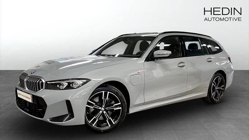 Grå (grey) Begagnad 2024 BMW 330e M Sport Kombi | 529 700 kr (Marknadspris) - Bild 1/4