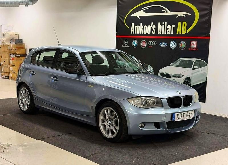 Ljusblå Begagnad 2011 BMW 118 Comfort Edition Halvkombi | 88 900 kr (Marknadspris) - Bild 1/4