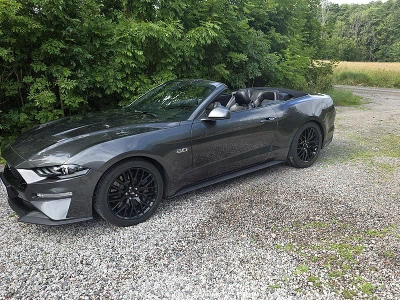 Grå Begagnad 2020 Ford Mustang GT Convertible Cab | 465 000 kr (Superpris) - Bild 1/4