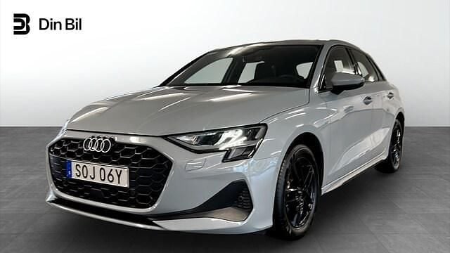 Pilgrå pärleffekt Begagnad 2025 Audi A3 Proline | 314 900 kr (Marknadspris) - Bild 1/4