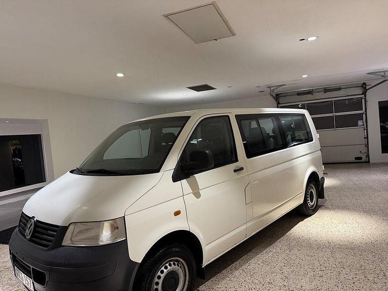 Vit Begagnad 2007 VW Shuttle Minibuss | 44 900 kr - Bild 1/4