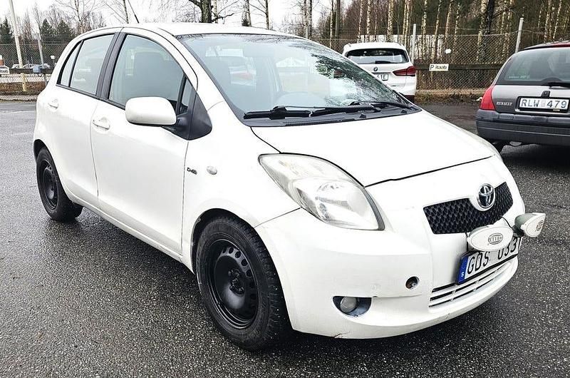 Vit Begagnad 2008 Toyota Yaris Halvkombi | 23 900 kr (Marknadspris) - Bild 1/4