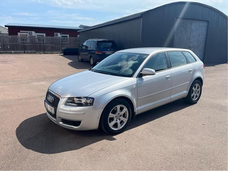 Silver Begagnad 2008 Audi A3 Sportback Attraction Halvkombi | 39 000 kr (Bra pris) - Bild 1/4