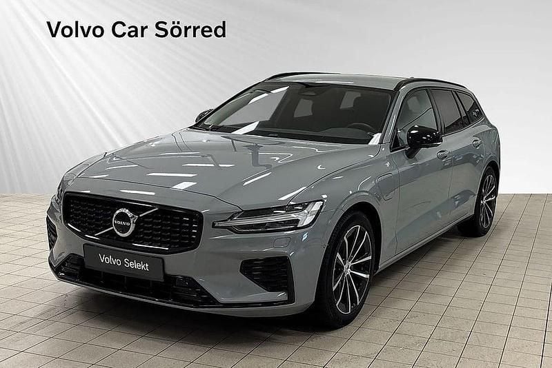 Grå Begagnad 2024 Volvo V60 Plus Kombi | 454 900 kr (Marknadspris) - Bild 1/3