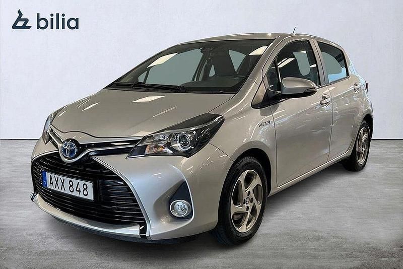 Silver Begagnad 2016 Toyota Yaris Hybrid Active Halvkombi | 169 900 kr (Marknadspris) - Bild 1/3