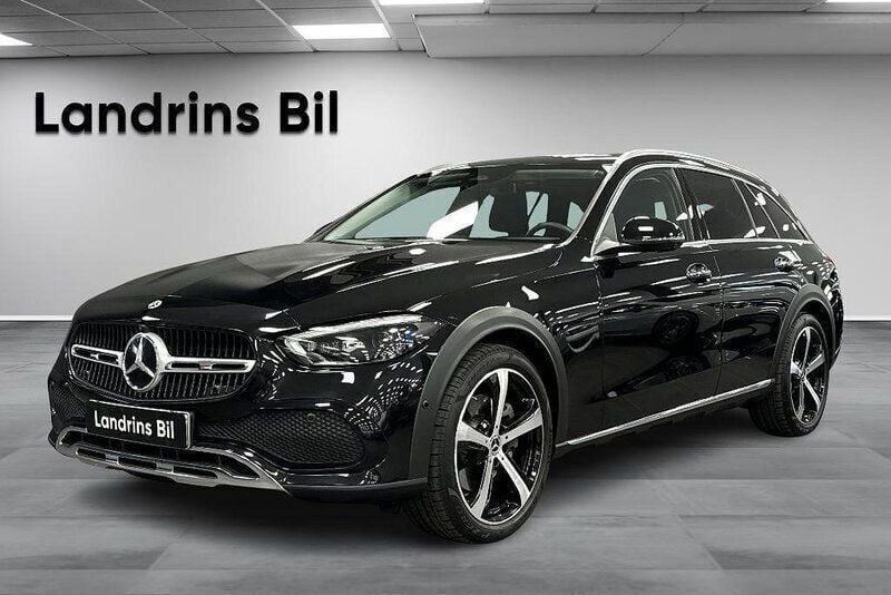 Svart (obsidiansvart metallic) Begagnad 2023 Mercedes C220 Premium Kombi | 499 000 kr (Marknadspris) - Bild 1/4