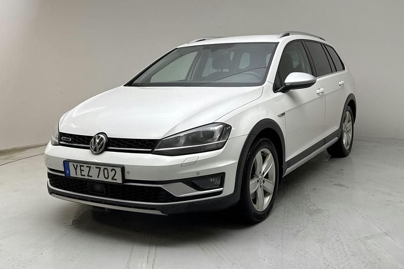 Vit Begagnad 2017 VW Golf Alltrack Kombi | 89 000 kr (Marknadspris) - Bild 1/4
