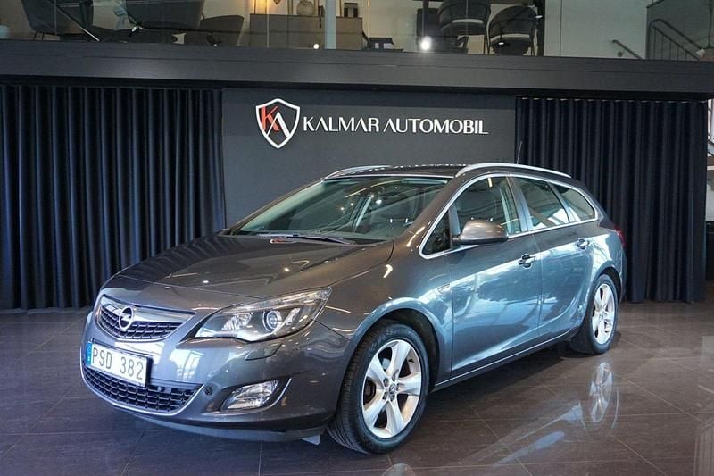 Grå Begagnad 2011 Opel Astra Enjoy Kombi | 49 900 kr (Marknadspris) - Bild 1/4