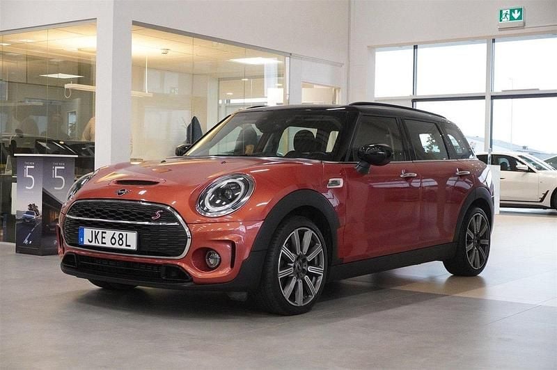 Röd (indian red metallic) Begagnad 2022 Mini Cooper Clubman Kombi | 299 500 kr (Marknadspris) - Bild 1/4