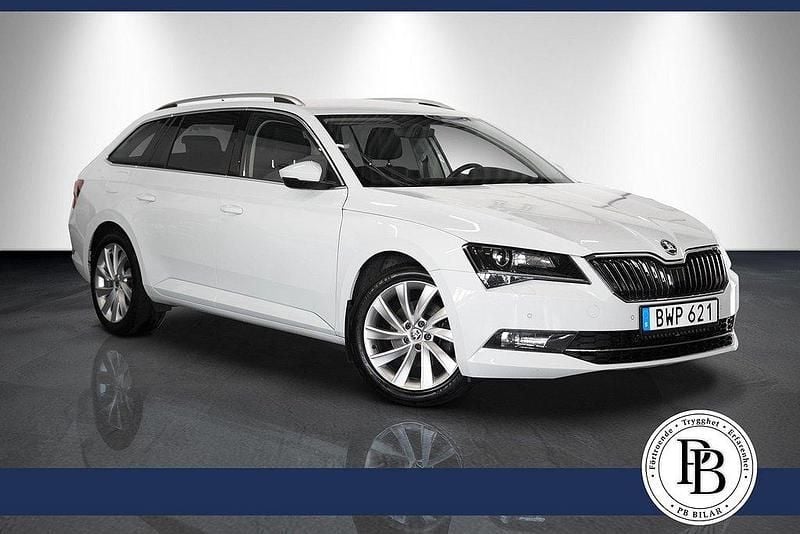 Vit Begagnad 2016 Skoda Superb Style Kombi | 179 900 kr (Marknadspris) - Bild 1/4