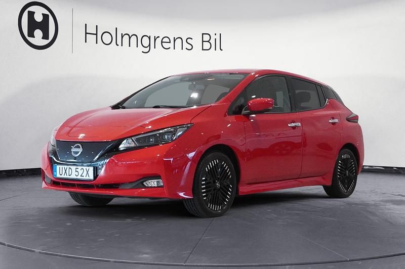 Röd Begagnad 2022 Nissan Leaf N-Connecta Halvkombi | 174 900 kr (Marknadspris) - Bild 1/4