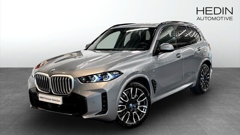 Grå (grey) Begagnad 2025 BMW X5 Comfort Edition SUV | 1 028 700 kr (Superpris) - Bild 1/4