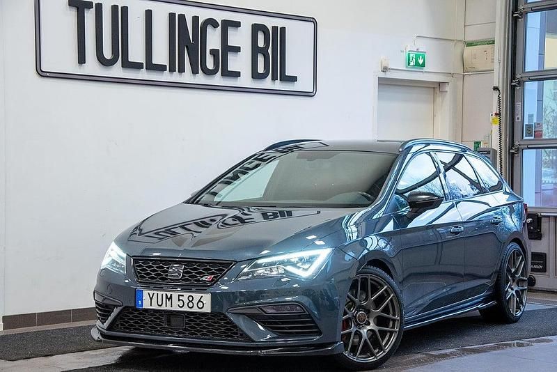 Grå Begagnad 2018 Seat Leon ST Beats Kombi | 244 900 kr (Lite dyr) - Bild 1/4