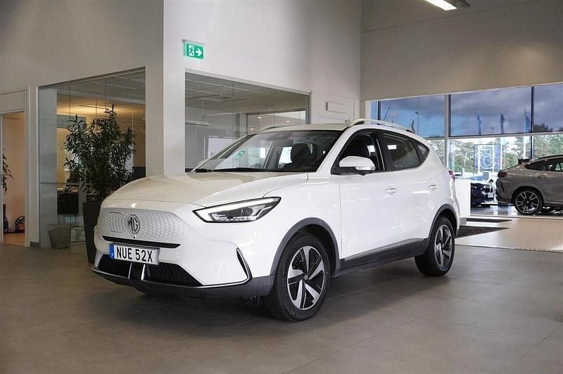 Vit Begagnad 2022 MG ZS Luxury Sedan | 229 900 kr (Bra pris) - Bild 1/4