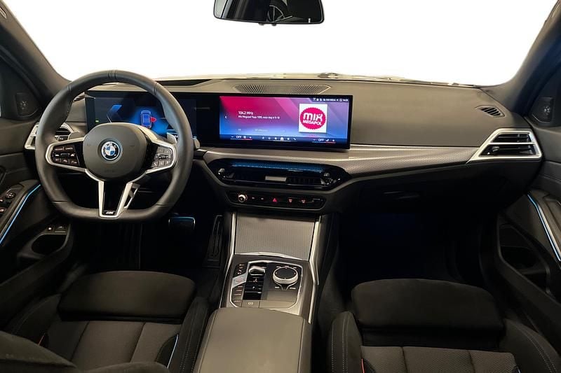 Grå Begagnad 2025 BMW 330e Shadowline Kombi | 569 000 kr - Bild 1/4