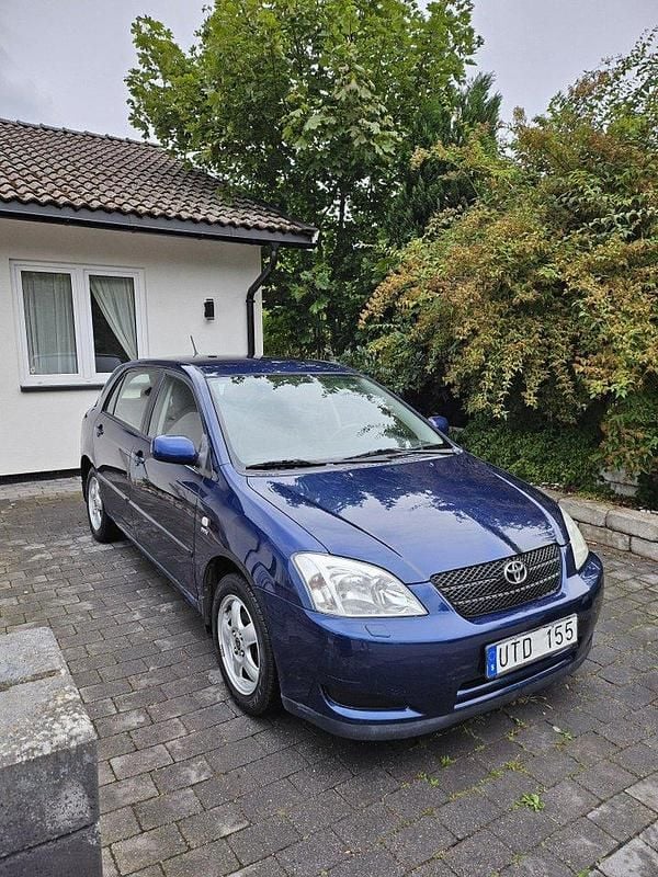 Blå Begagnad 2004 Toyota Corolla Halvkombi | 24 900 kr (Lite dyr) - Bild 1/4