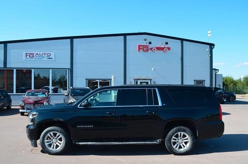 Svart Begagnad 2014 Chevrolet Suburban SUV | 239 900 kr - Bild 1/4