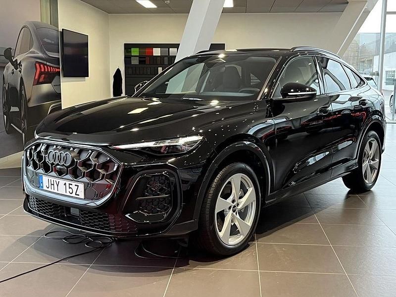 Svart (mytsvart metallic) Ny 2025 Audi Q5 Sportback Design SUV | 689 000 kr (Superpris) - Bild 1/4