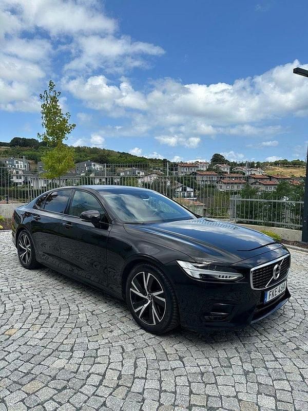 Svart Begagnad 2020 Volvo S90 R-Design Sedan | 369 000 kr (Marknadspris) - Bild 1/4
