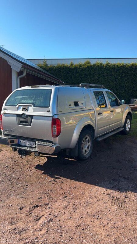 Silver Begagnad 2007 Nissan Navara Pickup | 65 000 kr (Dyr) - Bild 1/4