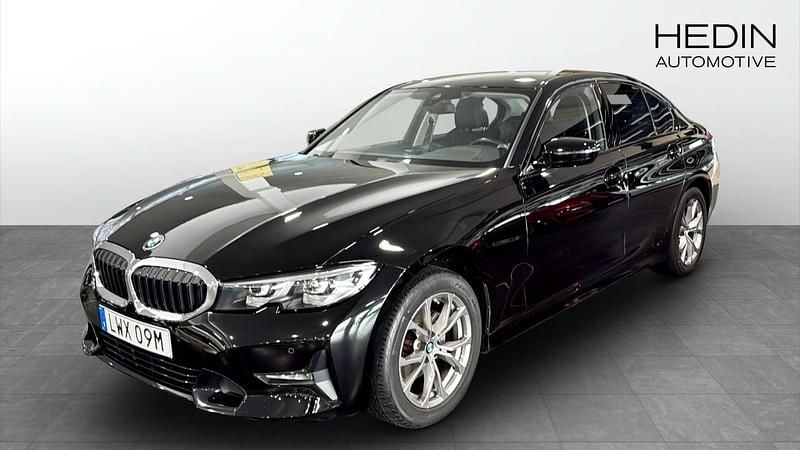 Svart Begagnad 2019 BMW 320 Sedan | 299 900 kr (Marknadspris) - Bild 1/4