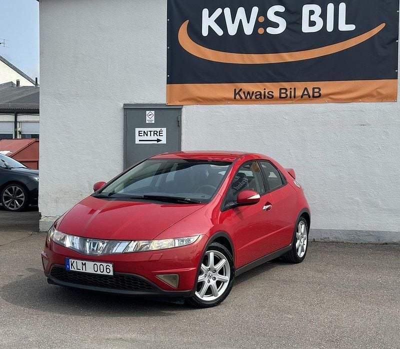 Röd Begagnad 2008 Honda Civic Sport Halvkombi | 34 900 kr (Marknadspris) - Bild 1/4