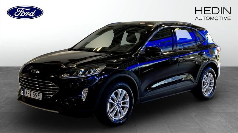 Svart (black) Begagnad 2022 Ford Kuga Titanium SUV | 244 900 kr (Marknadspris) - Bild 1/4