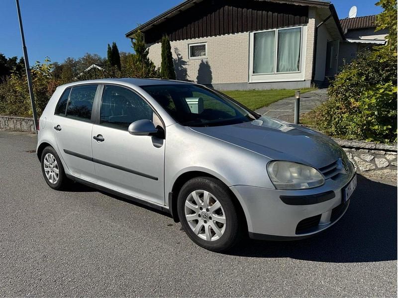 Silver Begagnad 2005 VW Golf IV Comfortline Halvkombi | 45 000 kr (Marknadspris) - Bild 1/4