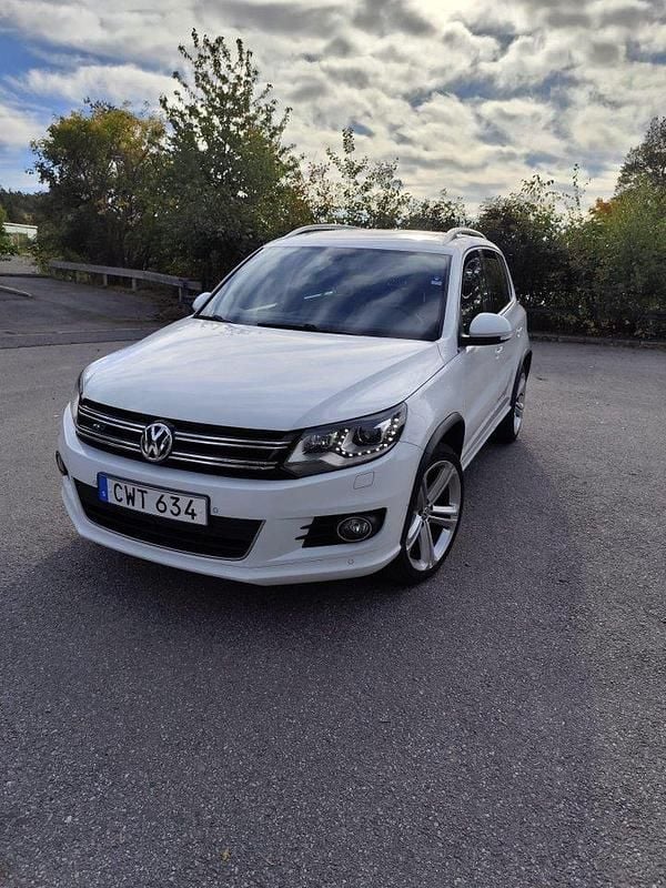 Vit Begagnad 2015 VW Tiguan R-line SUV | 122 000 kr (Marknadspris) - Bild 1/4
