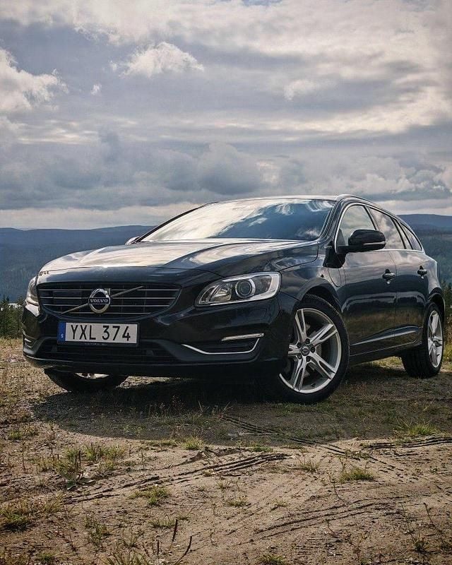Svart Begagnad 2018 Volvo V60 Kombi | 200 000 kr (Marknadspris) - Bild 1/4