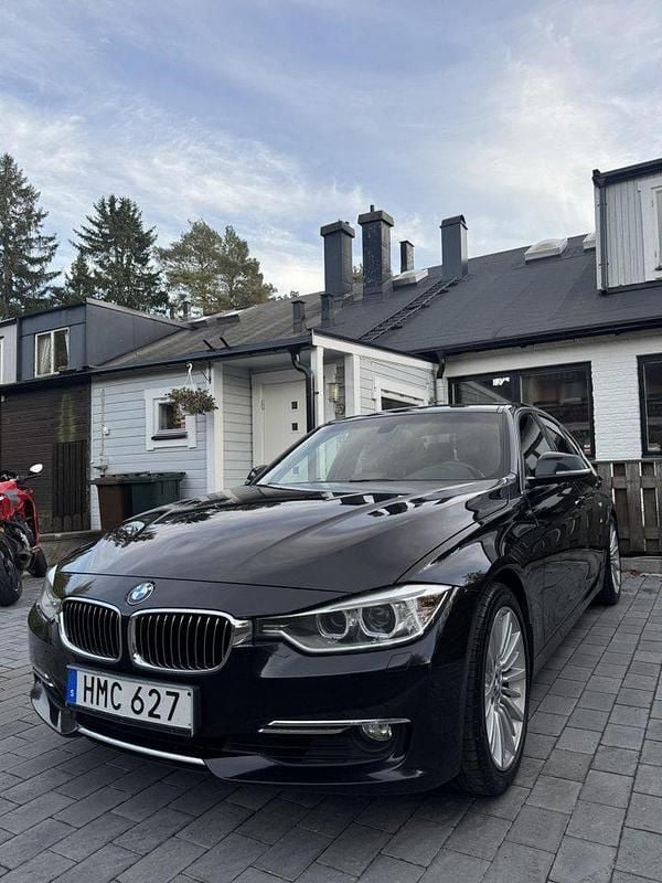 Svart Begagnad 2012 BMW 328 Luxury Line Sedan | 179 000 kr (Marknadspris) - Bild 1/4