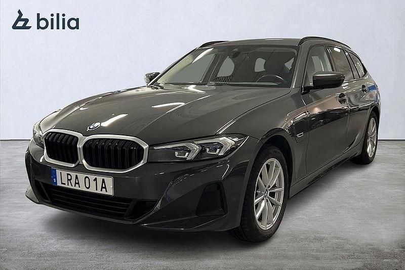 Grå Begagnad 2022 BMW 330e Sport Line Kombi | 339 900 kr (Marknadspris) - Bild 1/4