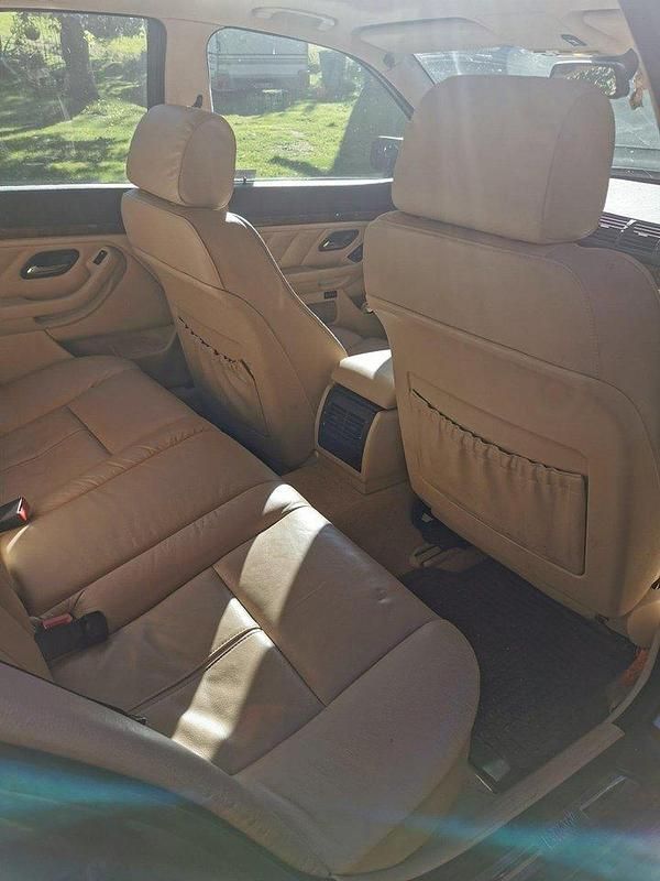 Grön Begagnad 2001 BMW 540 Sedan | 90 000 kr - Bild 1/4