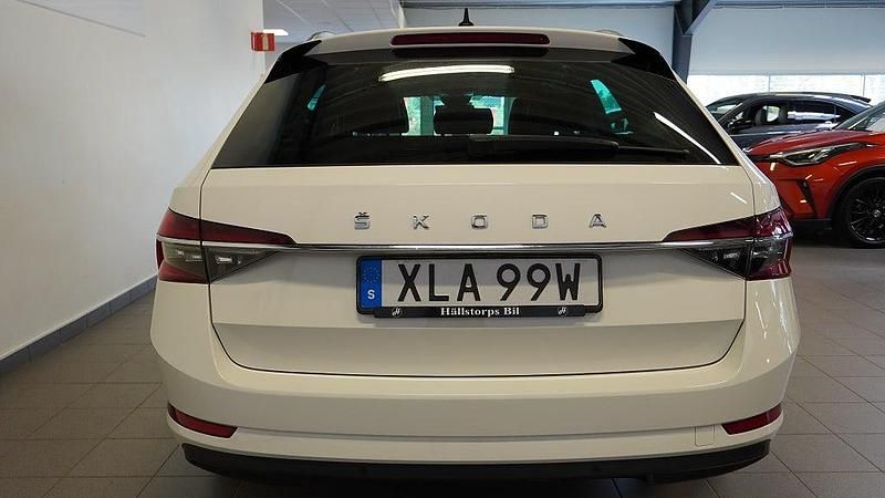 Begagnad Skoda Superb Business Line 200 HK (147 kW) 2021 Vit Kombi
