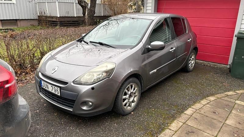 Begagnad 2011 Renault Clio R.S. Halvkombi | 28 000 kr (Marknadspris) - Bild 1/4
