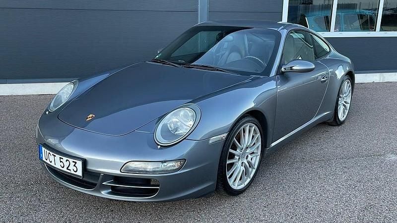 Grå Begagnad 2005 Porsche 911 Carrera S Sportkupé | 589 000 kr (Dyr) - Bild 1/4