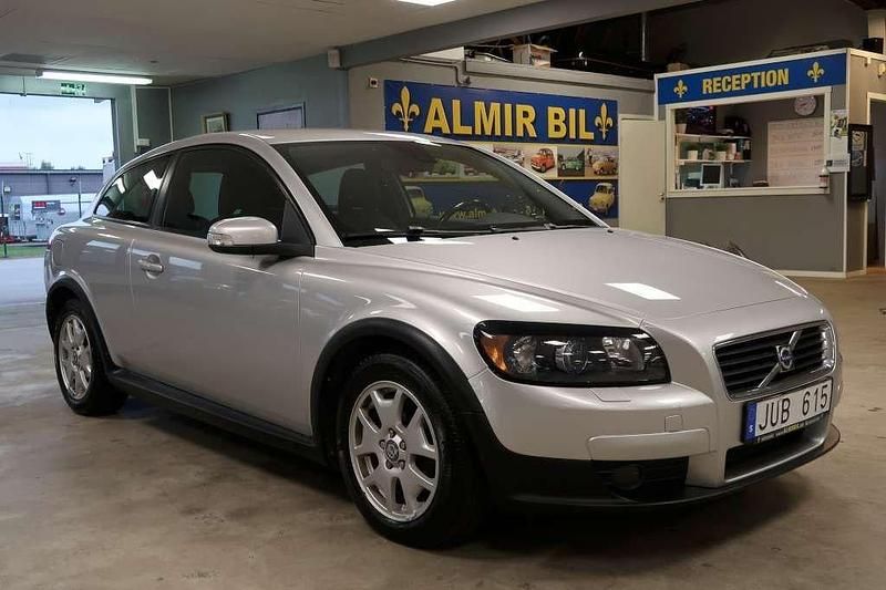 Ljusgrå Begagnad 2009 Volvo C30 Momentum Halvkombi | 49 500 kr (Lite dyr) - Bild 1/4