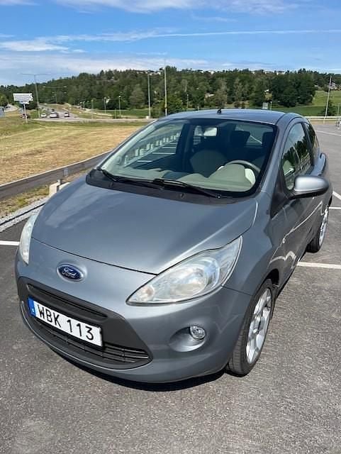 Grå Begagnad 2010 Ford Ka Titanium Halvkombi | 27 000 kr (Marknadspris) - Bild 1/4
