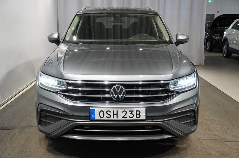 Begagnad VW Tiguan Allspace 151 HK (111 kW) 2023 Grå SUV