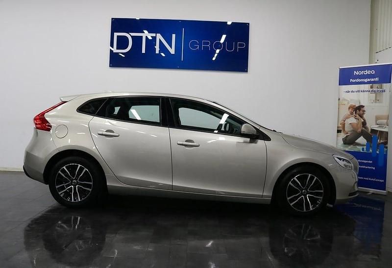 Brun Begagnad 2017 Volvo V40 Momentum Kombi | 139 500 kr (Marknadspris) - Bild 1/4