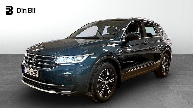 Blå Begagnad 2023 VW Tiguan SUV | 349 800 kr (Marknadspris) - Bild 1/4