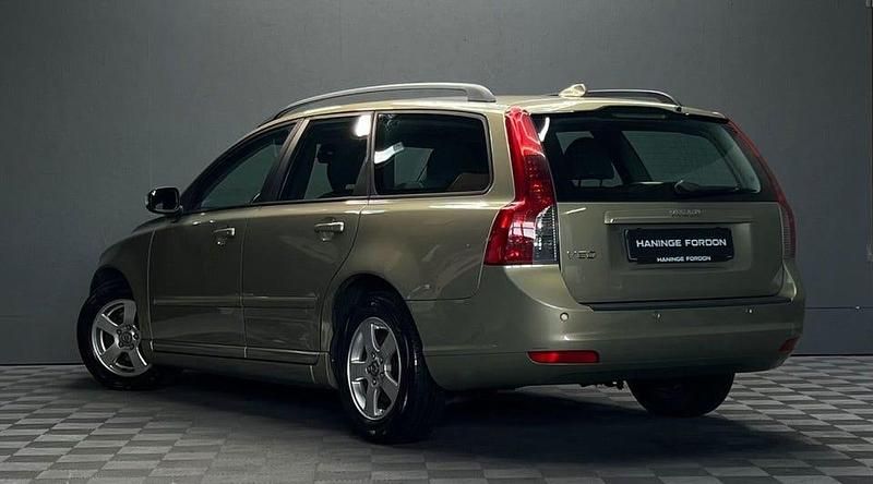 Begagnad Volvo V50 Momentum 126 HK (92 kW) 2008 Grön Kombi