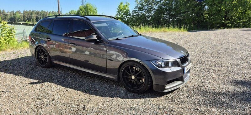 Grå Begagnad 2008 BMW 335 Sport Line Kombi | 120 000 kr (Marknadspris) - Bild 1/4
