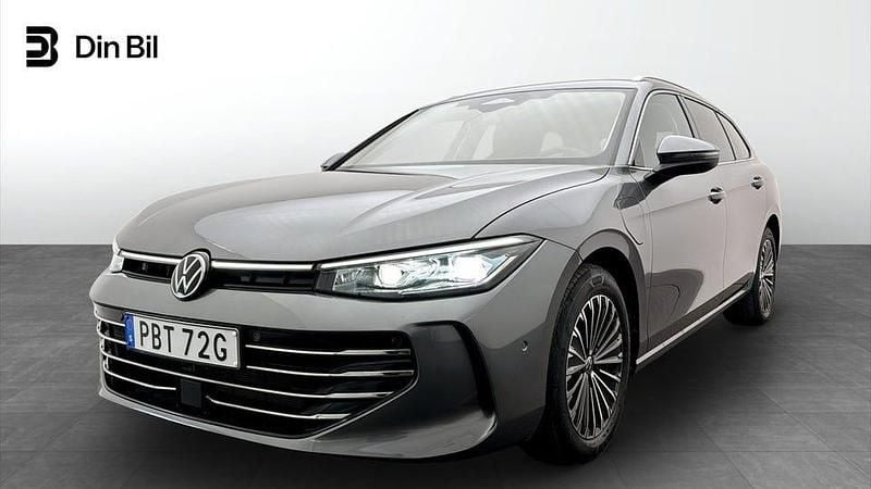 Mörkgrå Begagnad 2025 VW Passat Elegance Kombi | 479 900 kr (Marknadspris) - Bild 1/4
