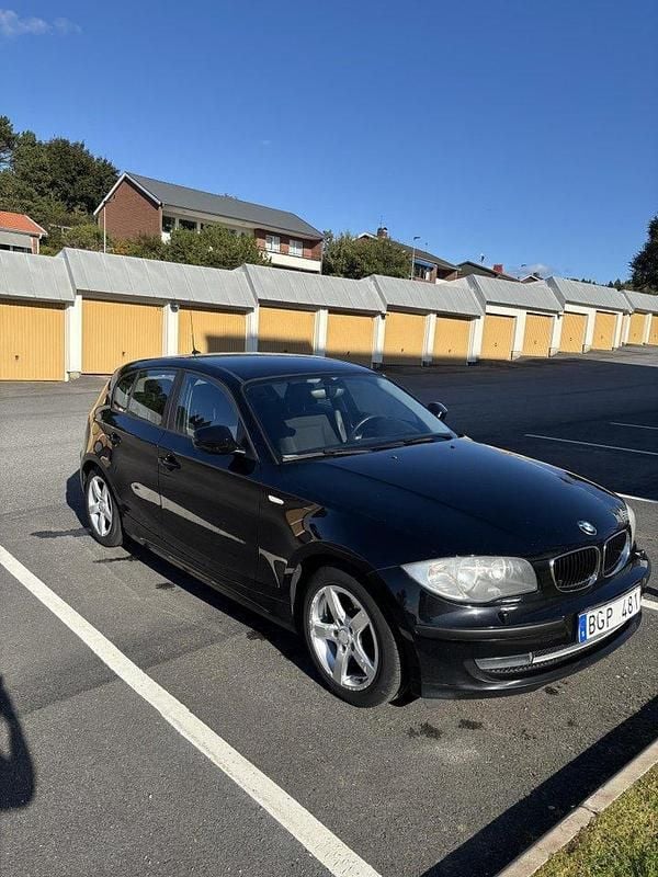 Svart Begagnad 2011 BMW 116 Halvkombi | 68 000 kr (Marknadspris) - Bild 1/4