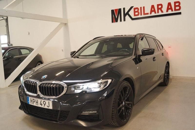 Svart Begagnad 2022 BMW 320 M Sport Kombi | 284 900 kr (Marknadspris) - Bild 1/4