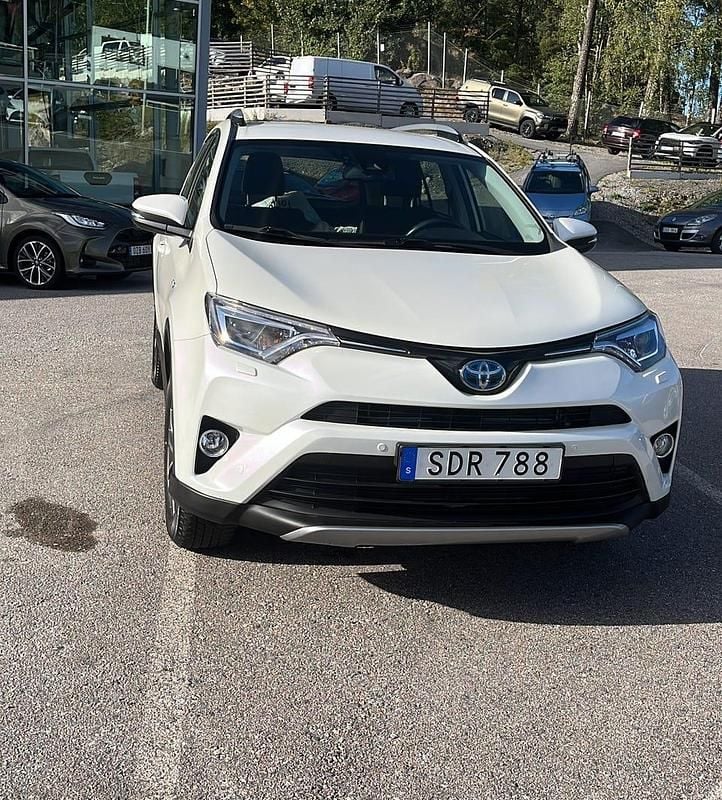 Begagnad 2017 Toyota RAV4 Hybrid SUV | 239 000 kr (Marknadspris) - Bild 1/4