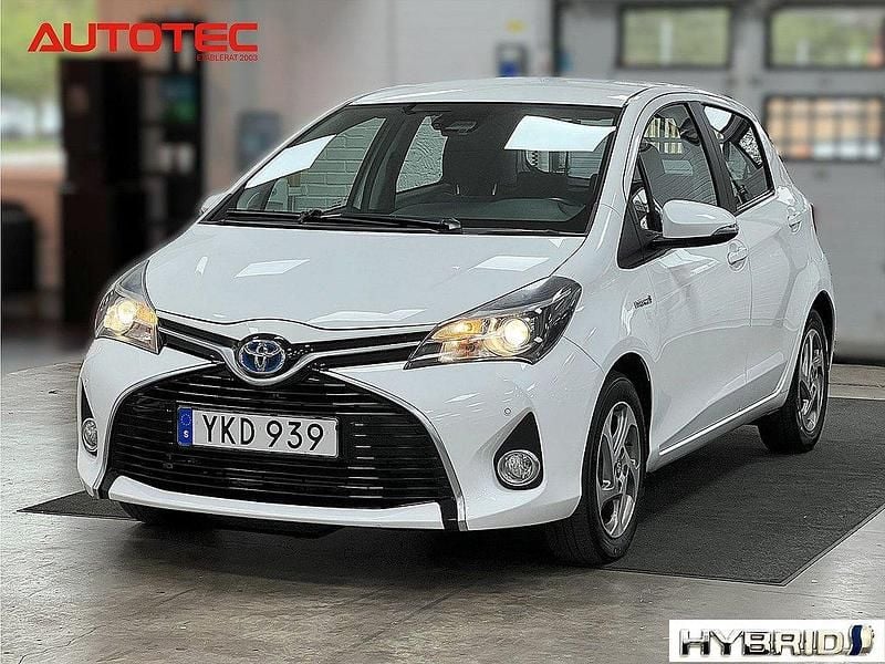 Vit Begagnad 2016 Toyota Yaris Hybrid Active Sedan | 132 900 kr (Marknadspris) - Bild 1/4