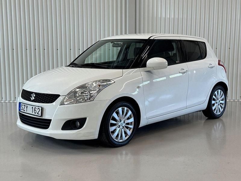 Vit Begagnad 2012 Suzuki Swift Halvkombi | 74 900 kr (Lite dyr) - Bild 1/4